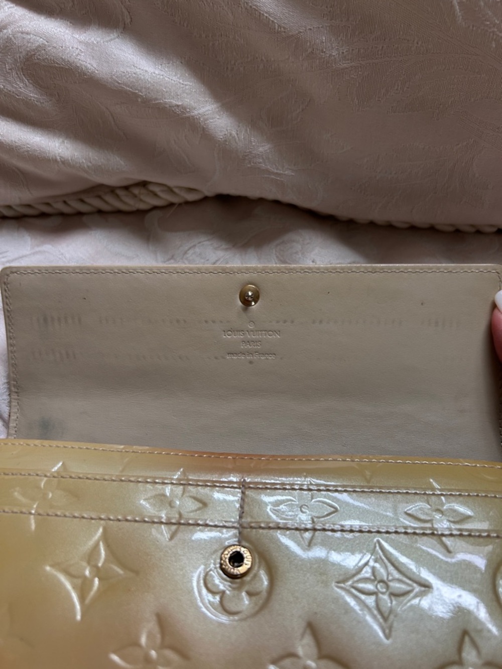 7010. ✨LUXURY✨ Louis Vuitton Authentic Vernis Monogram Wallet - Yellow Patent - Picture 7 of 14